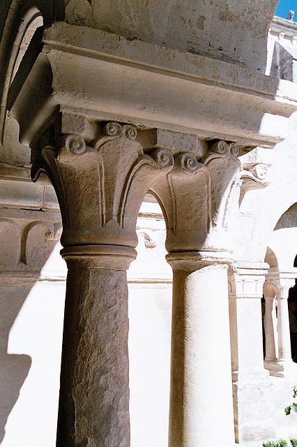 abbaye-senanque-cloitre-chapiteau-feuille-d-eau